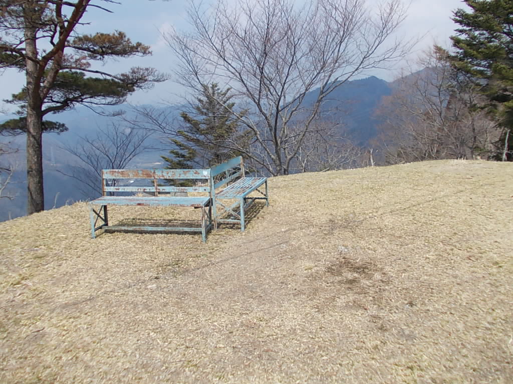 11:22 南西側にある広場に出ました。ここは見晴らしも良く、ベンチも置いてあります。