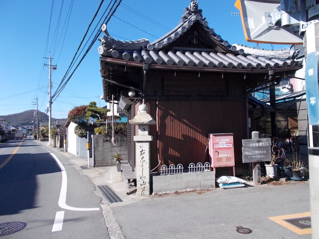 11:01 駐車場から1Kmほど行ったところにあるお堂。ここを右折して登山道(東坂参道)に入っていきます。