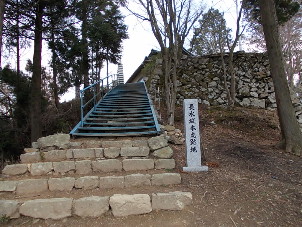 11:24 長水城本丸跡地の案内柱です。石垣が残っています。