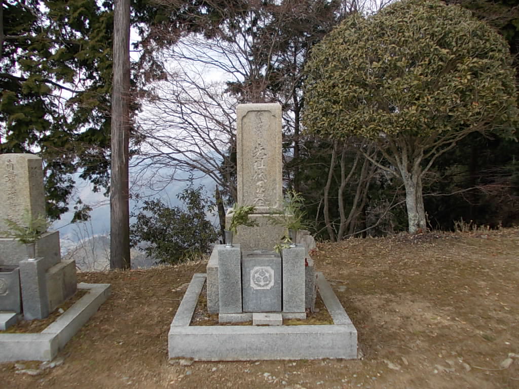 11:40 お墓がありました。かつての城主の墓でしょうか。さあ、下山します。