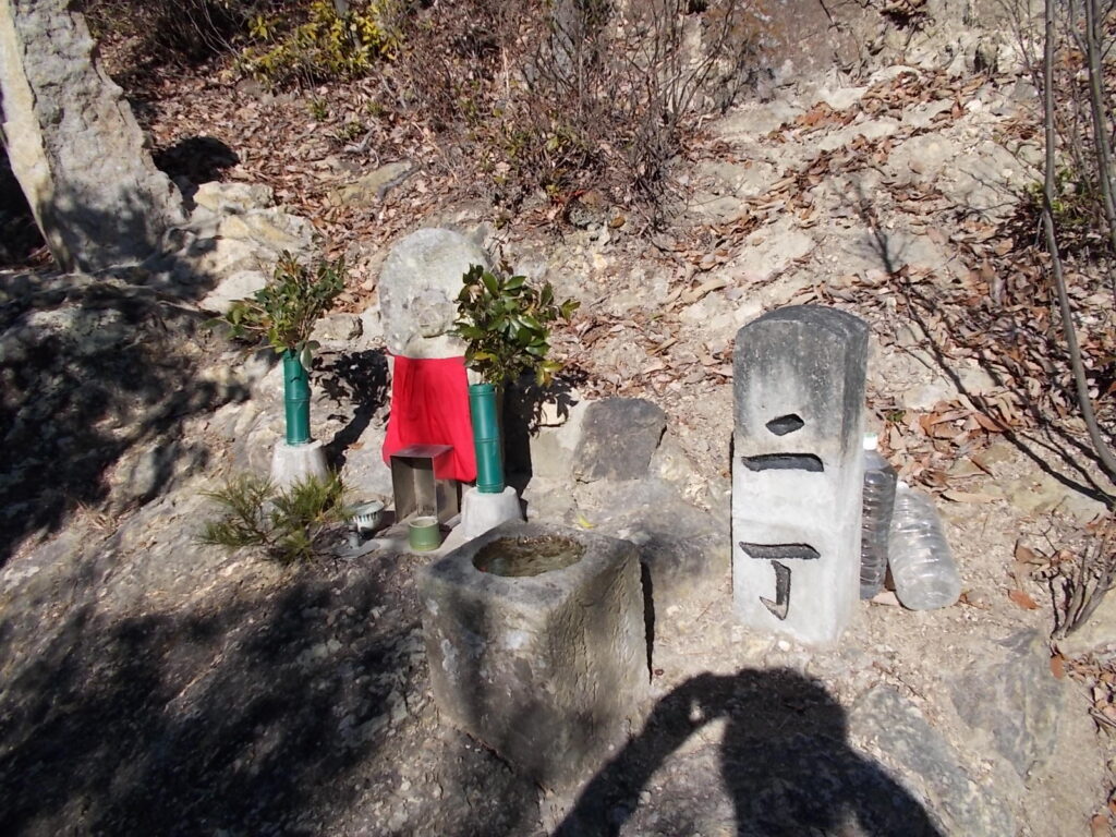 11:09 二丁の案内柱です。参道を行けば一丁ずつ案内がありますが、
途中から岩場を登っていくコースもあるので、今回は岩登りコースにしました。