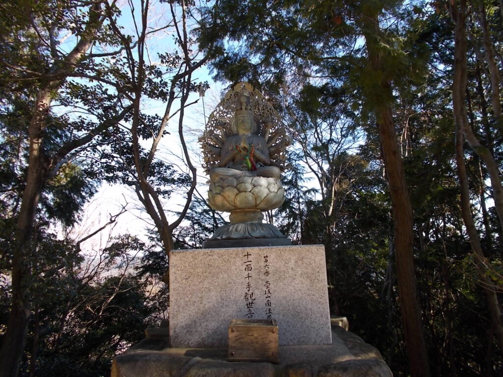 11:33 志納所から入って(500円払います)しばらく行ったところにある、十一面千手観音。