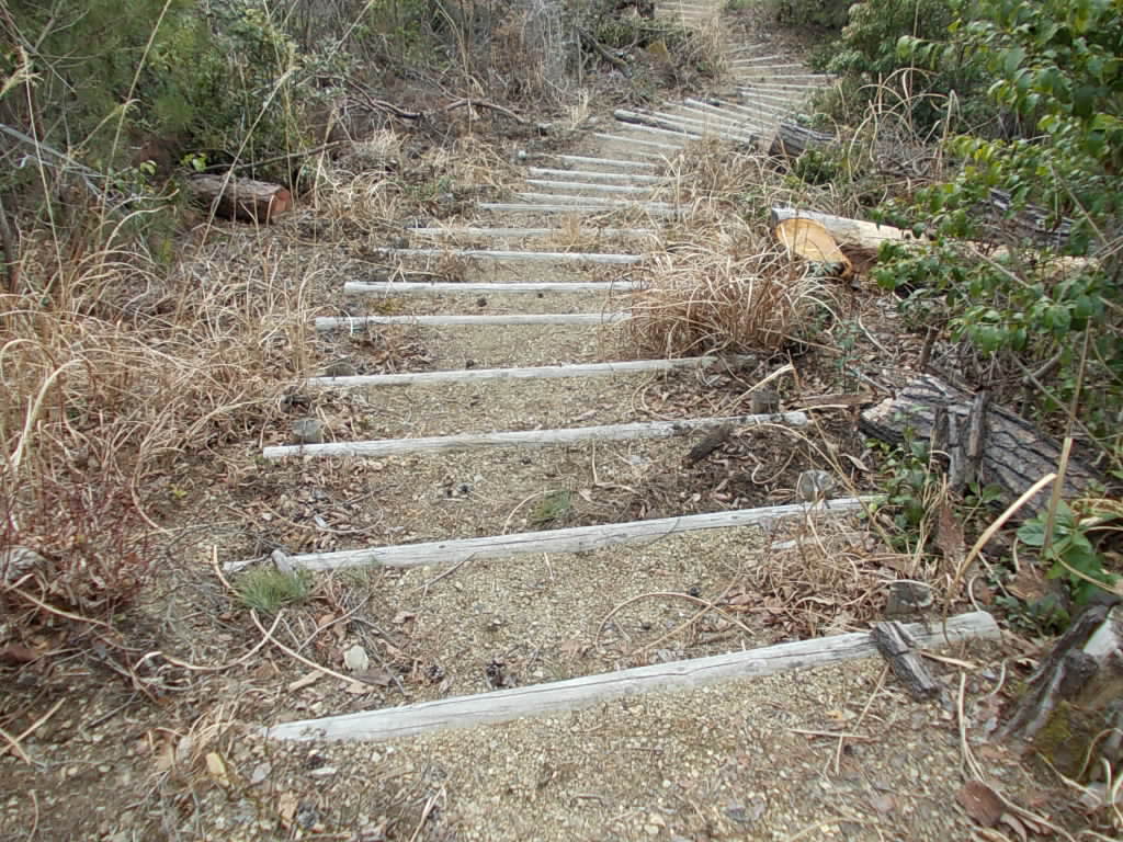 2:35 まだまだ続く階段道。