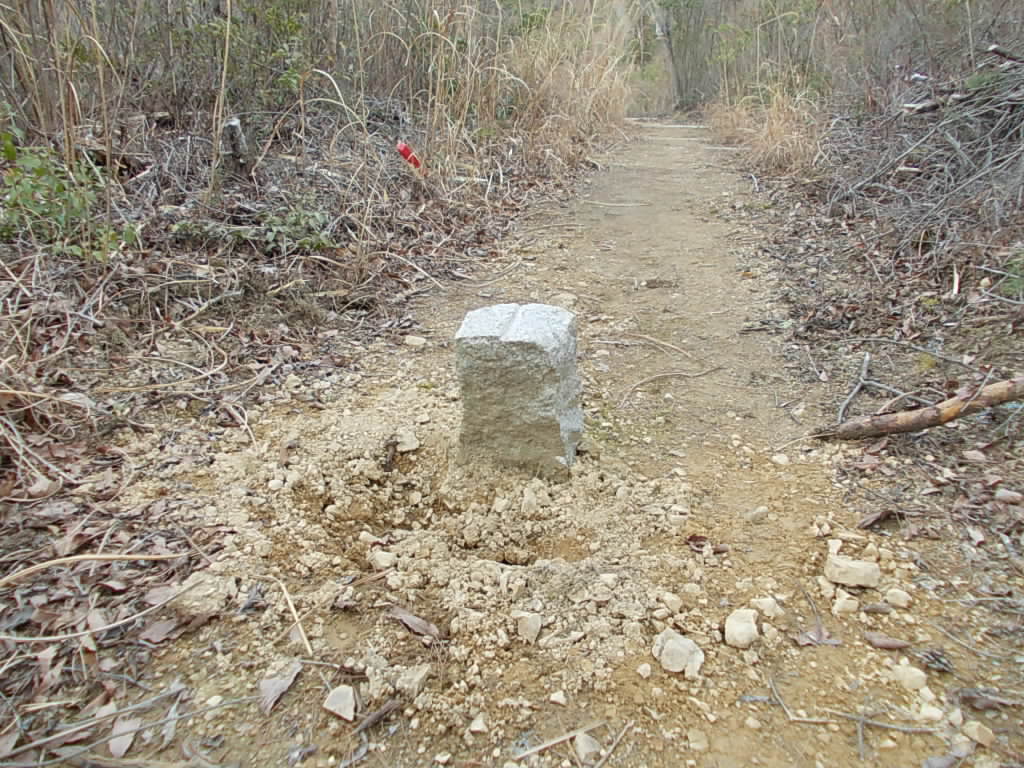 12:42 再び道の真ん中にある石柱。