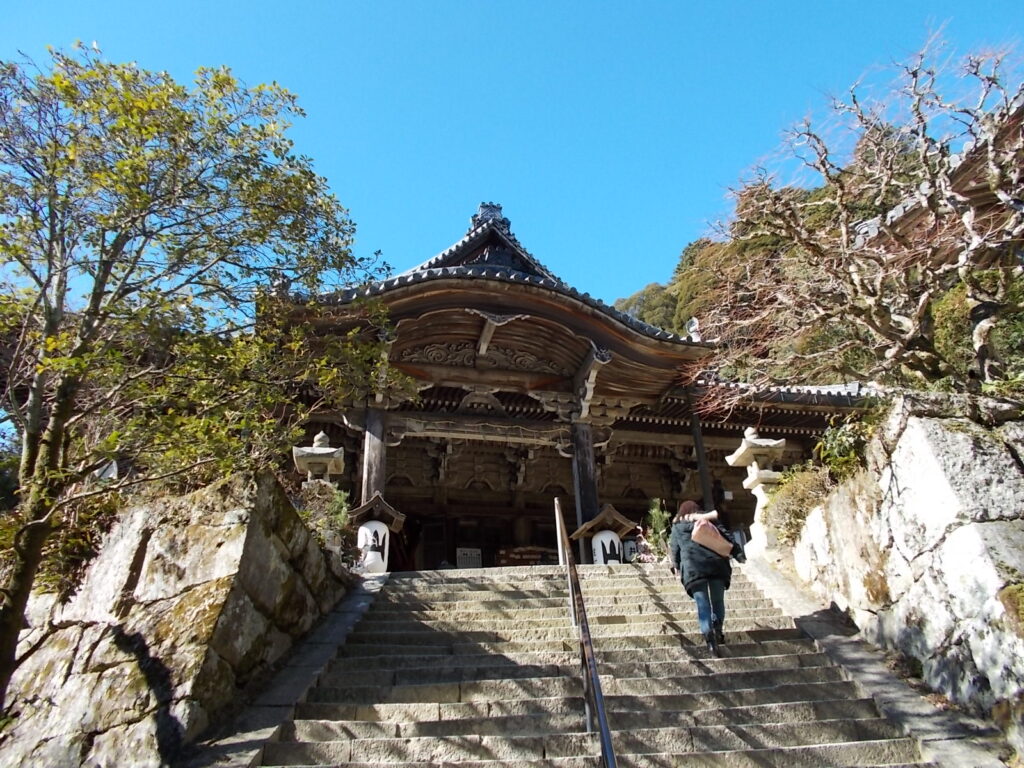 11:46 摩尼殿への階段を上がります。