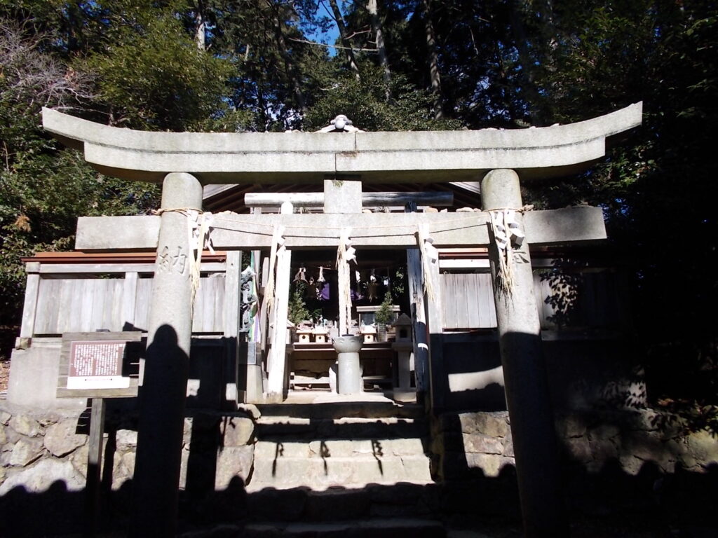 11:52 薄暗い登山道を上りきると白山権現があります。