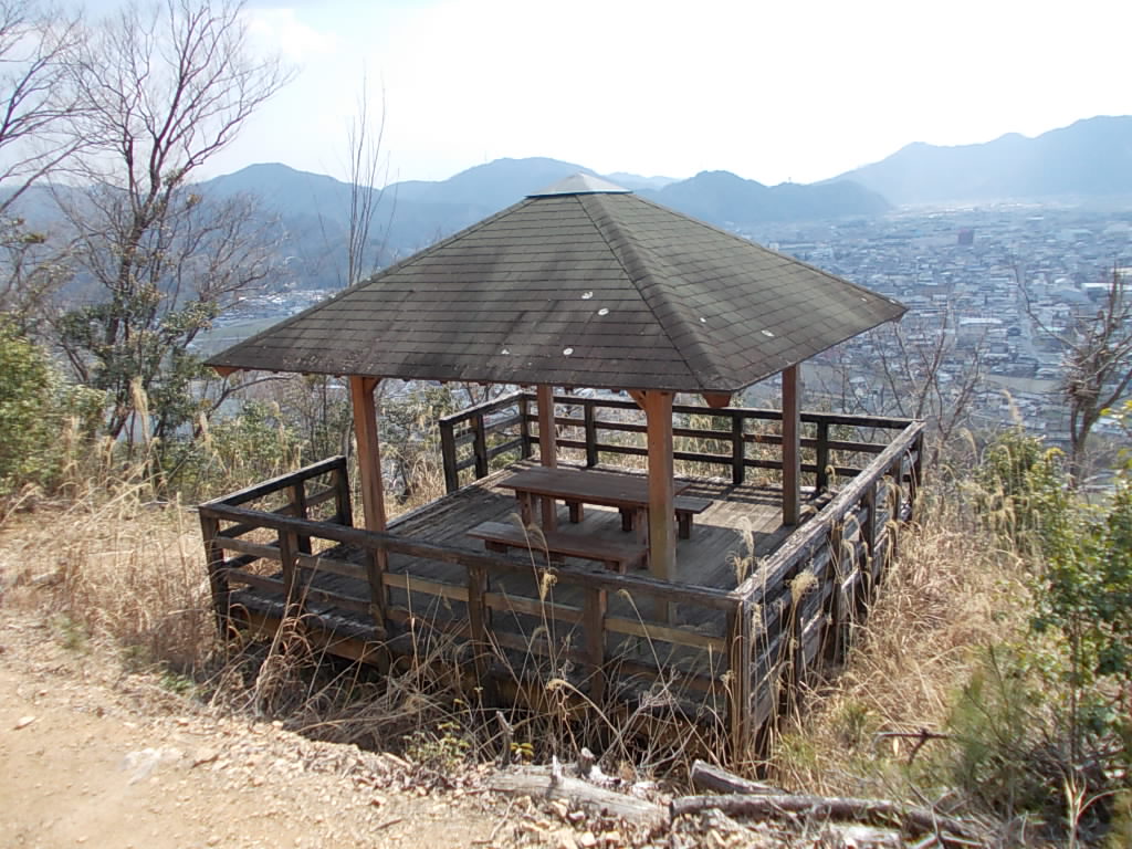 12:47 さらに進んですぐに東屋がありました。