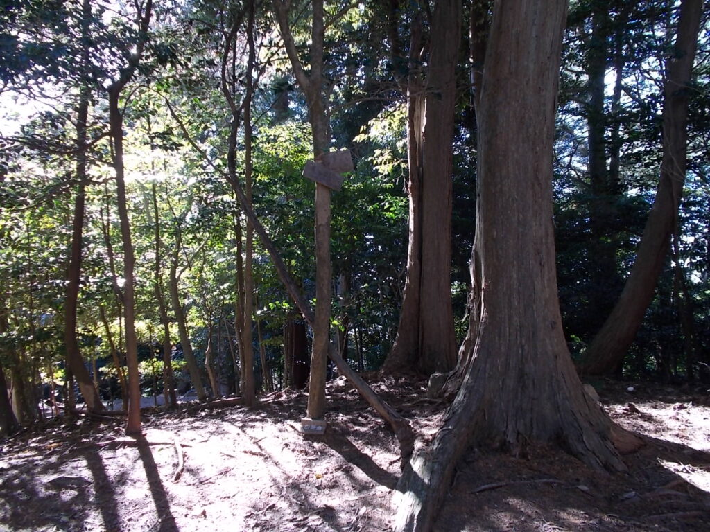 11:53 書写山の山頂です。山頂の表示はほとんど何もなくて、あるグループの記録板があるだけです。