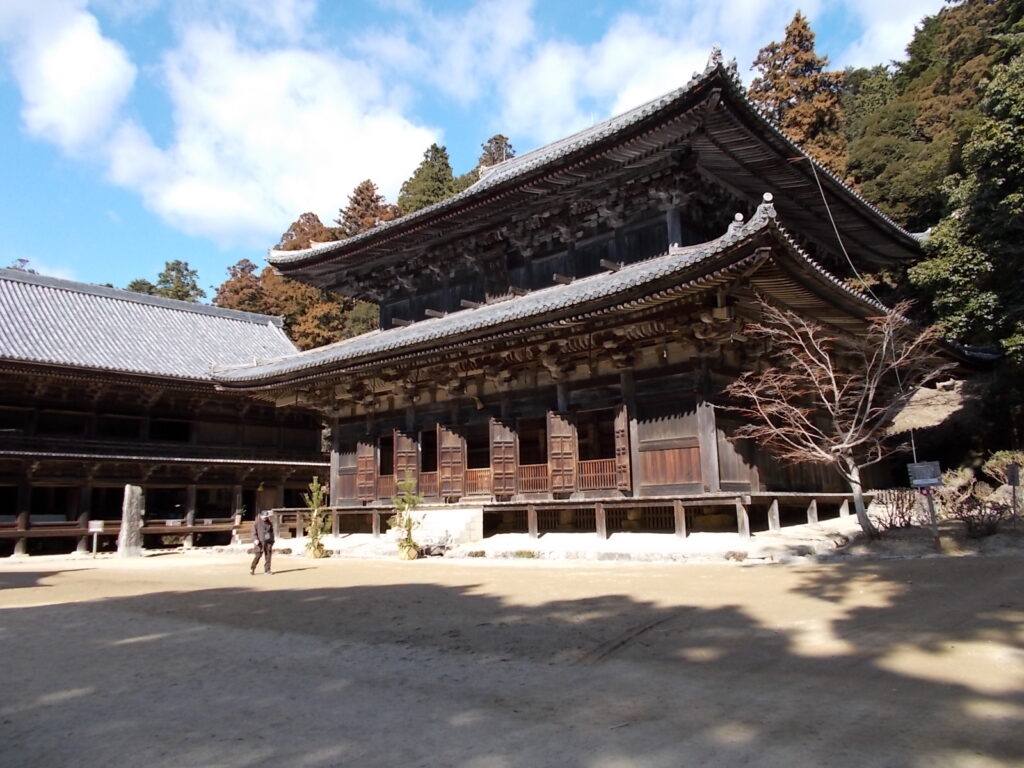 12:01 ラストサムライのロケ地の大講堂。
