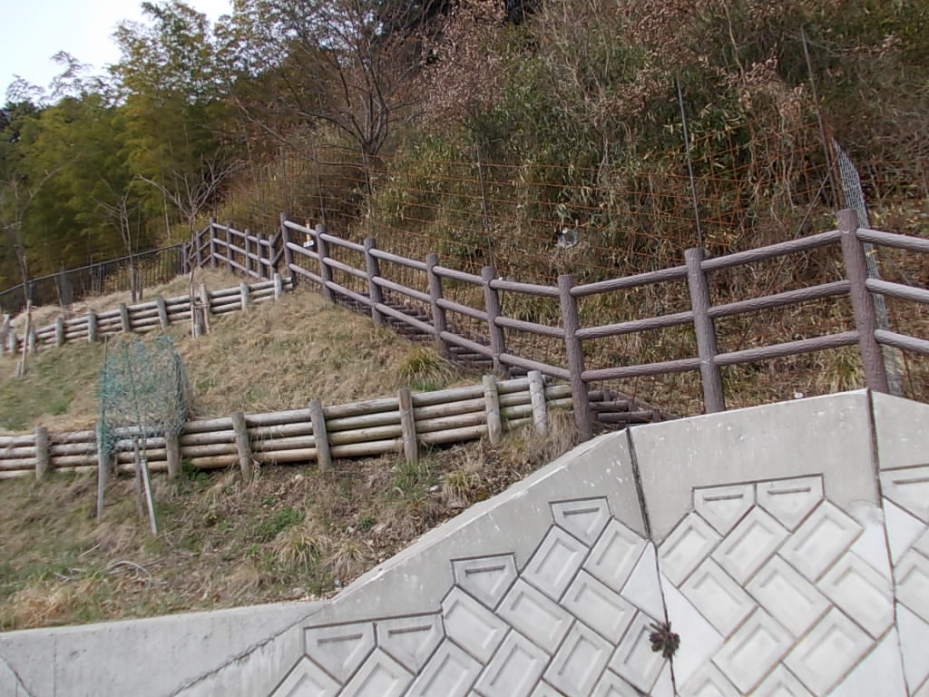 10:14 トンネル上部に続く階段です。