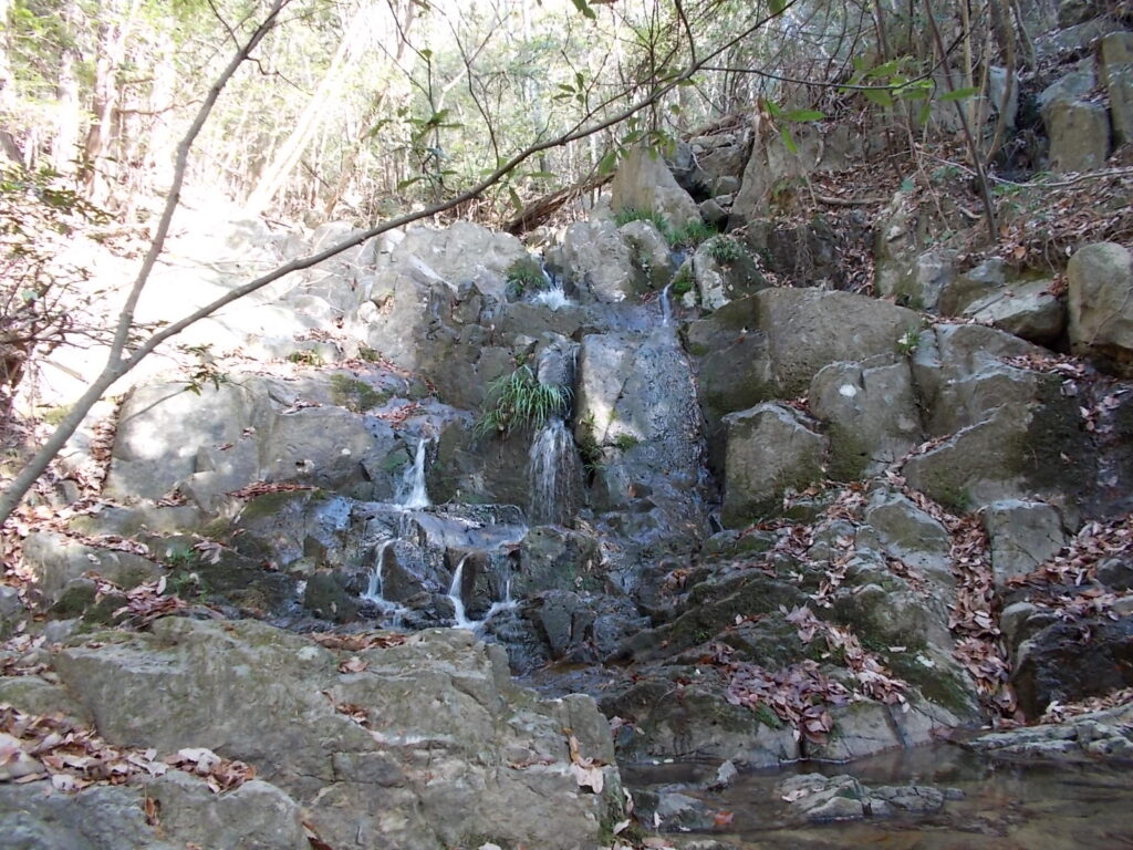 12:37 途中に小さな滝もありました。
