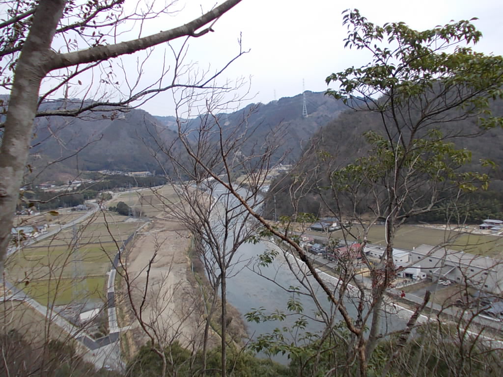 10:22 すぐに見晴らしのいい所に出ます。揖保川です。このすぐ下に、与位の洞門があります。