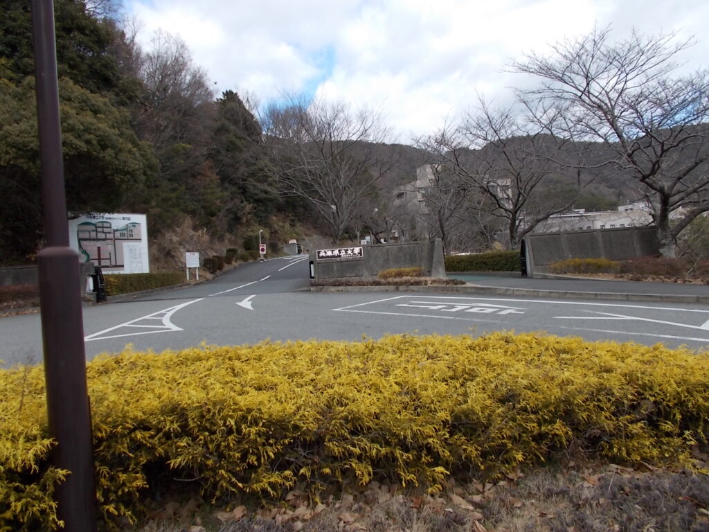 13:24 西坂参道の入り口になる兵庫県立大学書写キャンパスです。あともう少し。
