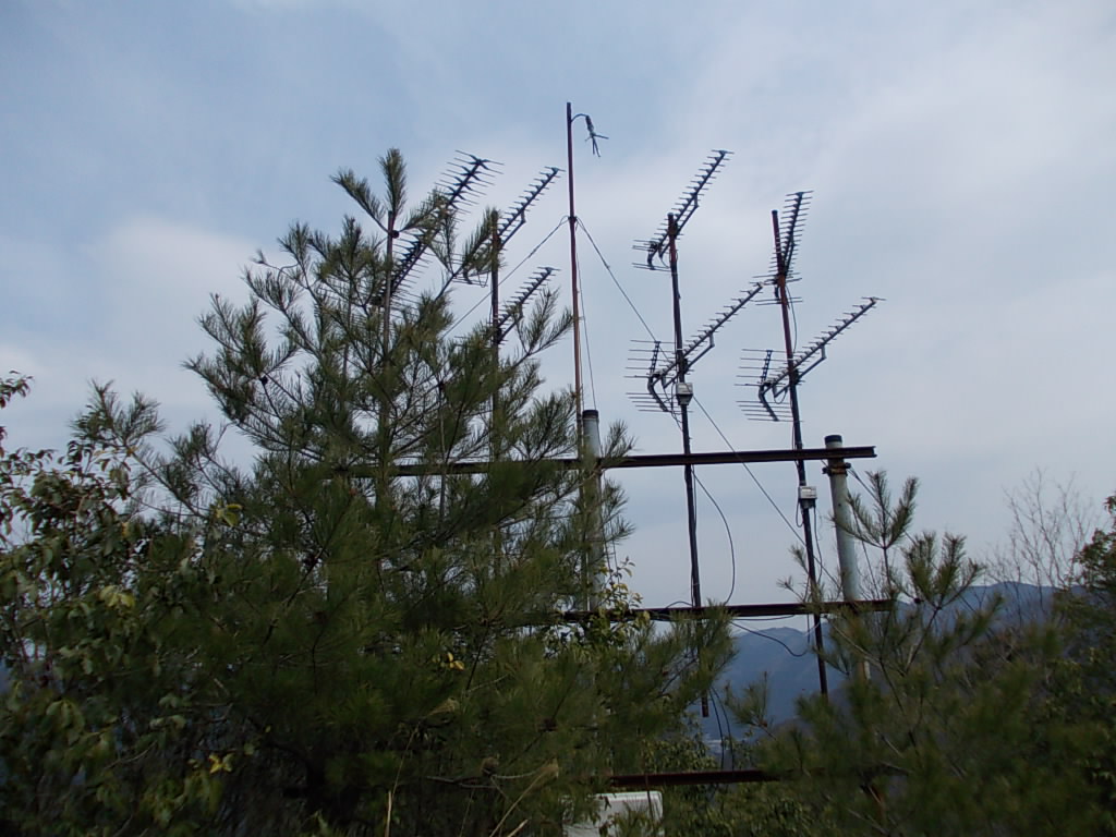 10:38 急な斜面を登るとアンテナのあるところに出ました。