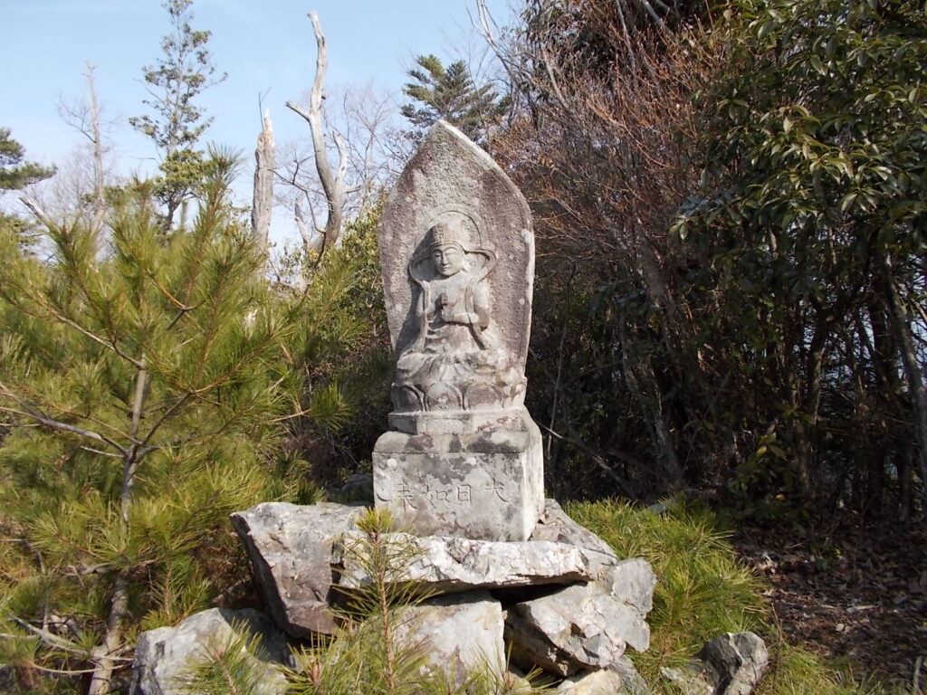 9：40　次のピークにある大日如来象。さすがに日当たり良好で気持ちよさそうです。
