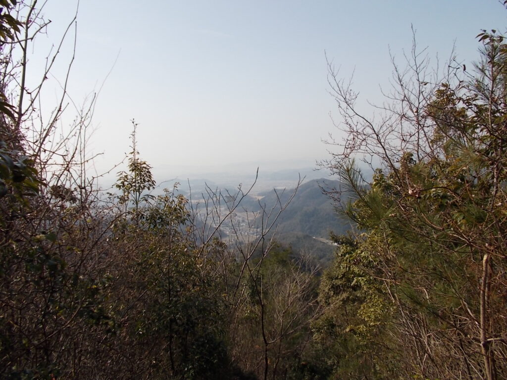 9：40　ここからの眺め。この日はもやっていてあまり見通しが良くありません。