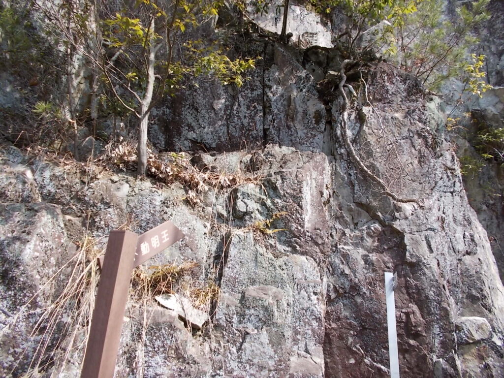 9：50　岩に不動明王が掘られています。右上辺り