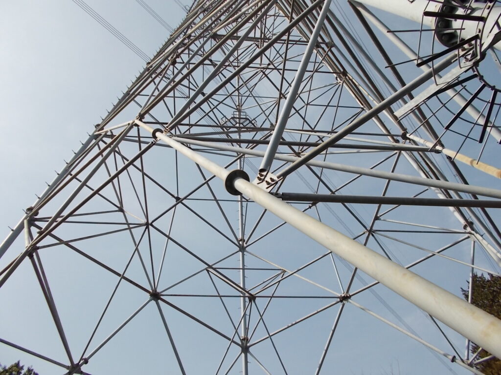 10：03　またまた鉄塔です。この下を抜けていきます。