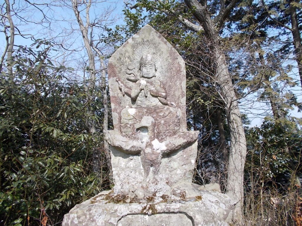 10：14　孔雀明王かな。