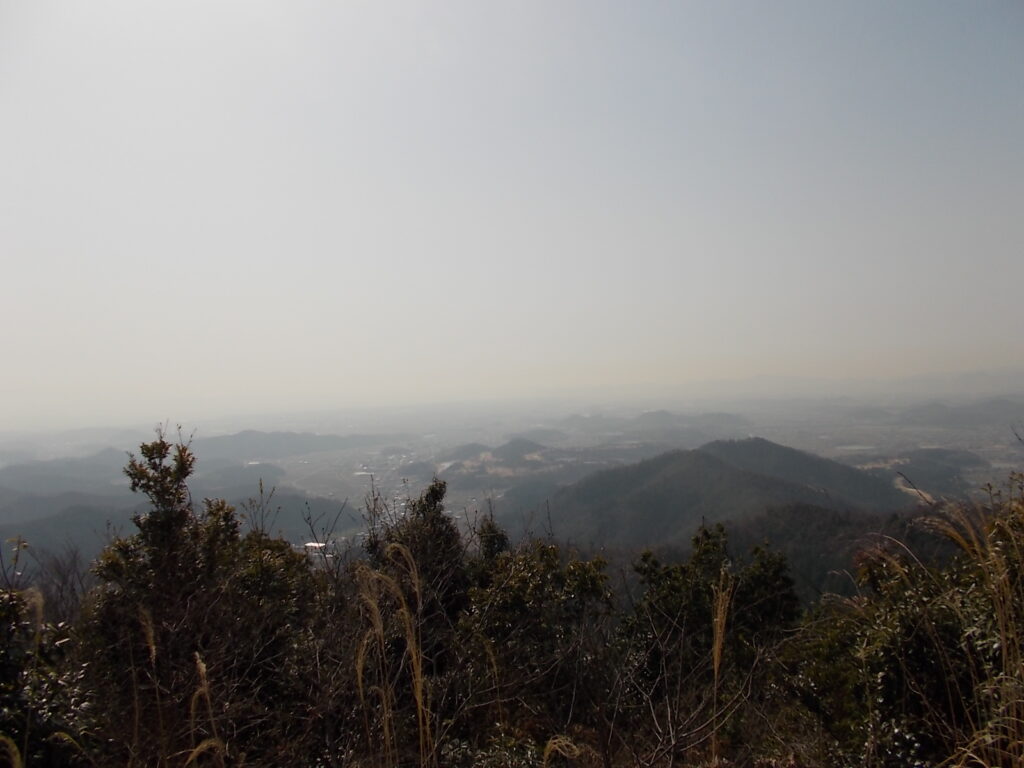 10：18　山頂からの眺め。ほぼ全部見られるんですが、あいにくとモヤでサッパリです。こっちは南側かな。