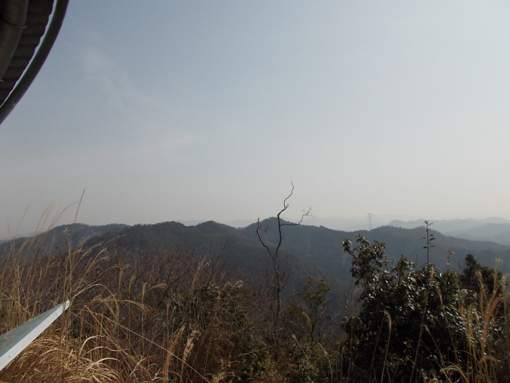 10：24　今まで歩いてきたルートです。右の鉄塔当たりから尾根を歩いてきました。