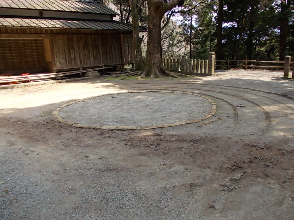 11:56 境内にある土俵です。奉納相撲があるようです。