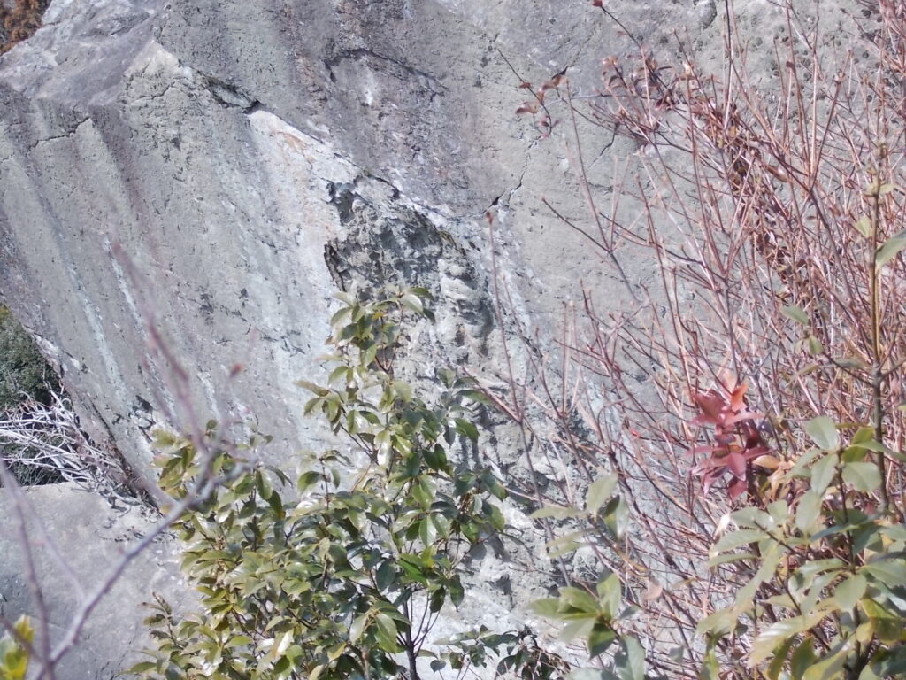 10：39　西の覗きから見た役行者のレリーフ