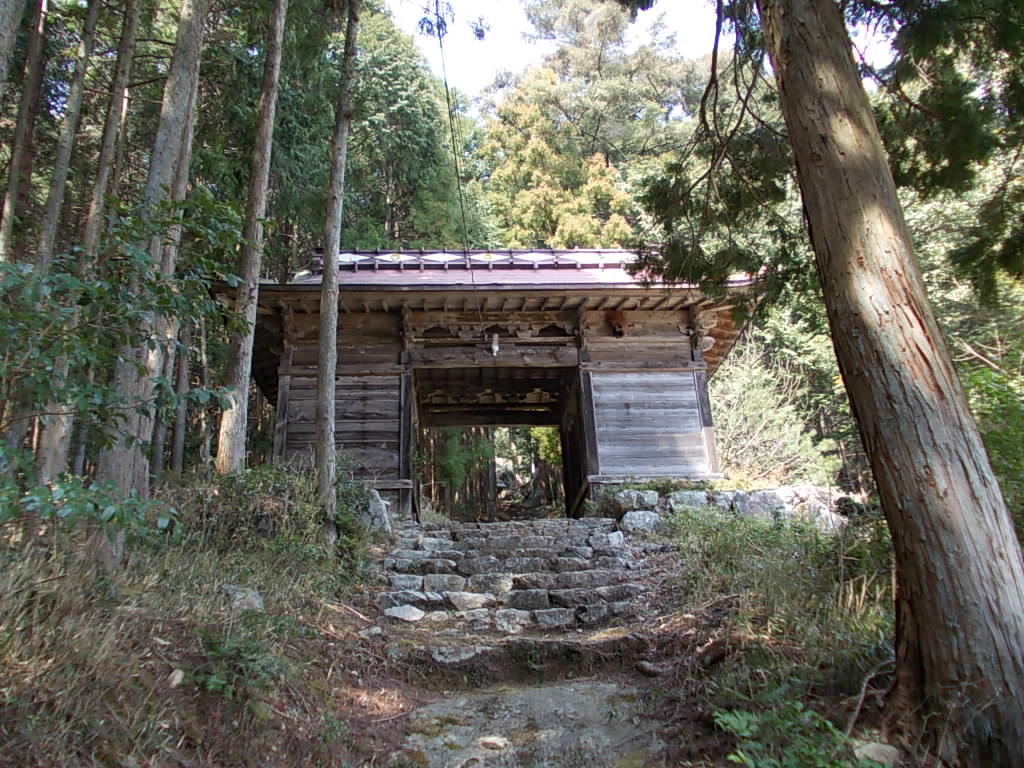 12:00 少し下りると山門がありました。