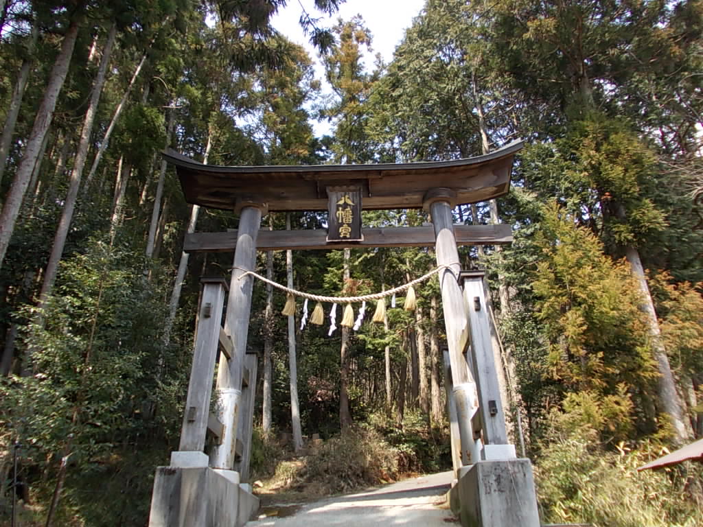 12:02 鳥居をくぐって、野口神社を後にします。