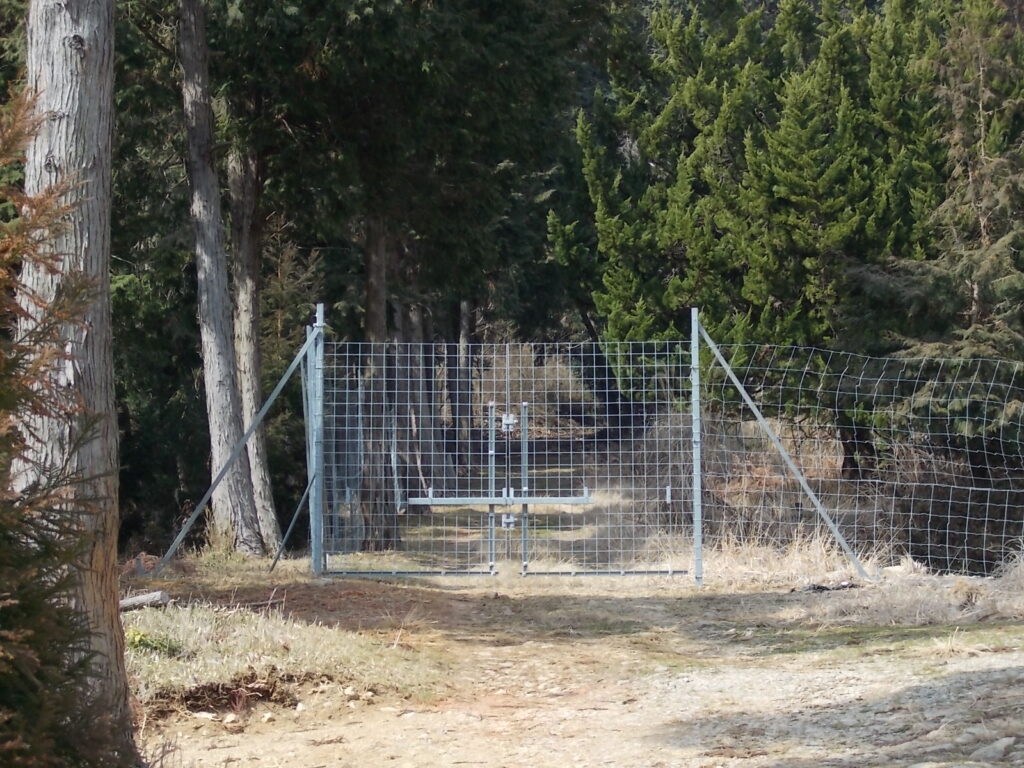 10：58　獣避けネットを開けて出ます。