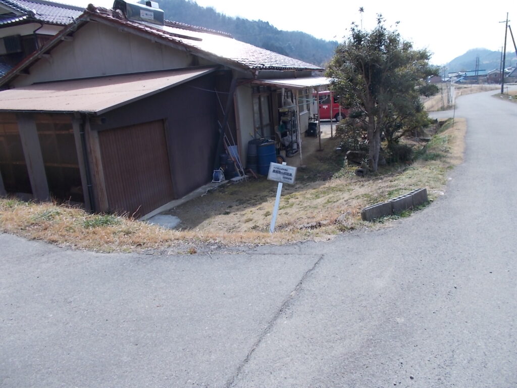 11：04　近道の案内板。ここを左へ。