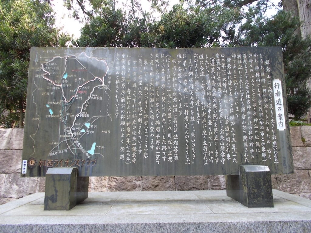 11：10　駐車場の前の石碑です。