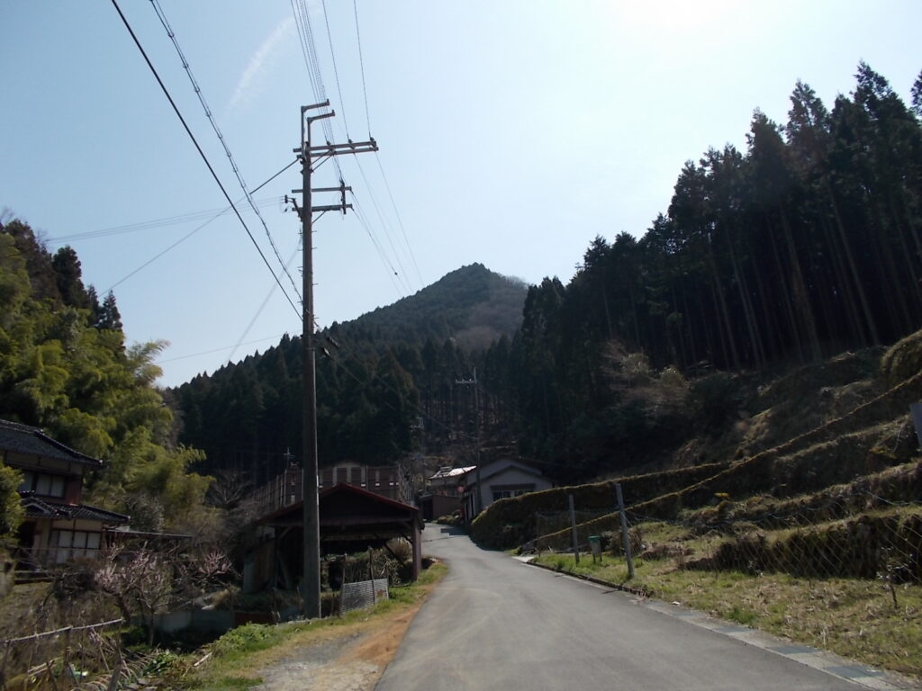 10：42　最初は舗装路を歩いていきます。なかなか厳しい登りがあります。