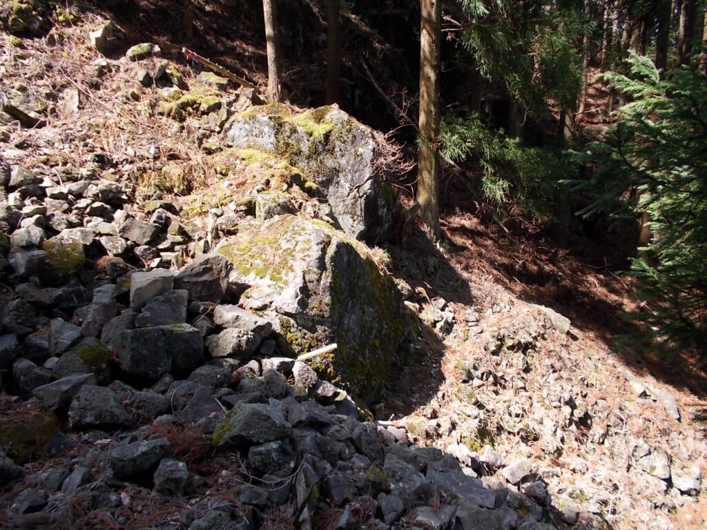 11：13　ガレ場を渡ります。間違いやすいので要注意です。