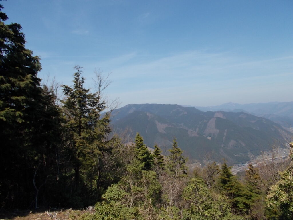 11：54　手前から東山、三久安山、奥が藤無山です。