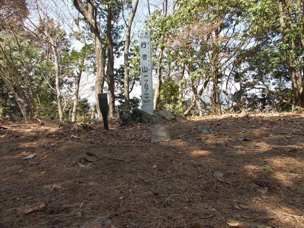 12：01　下山します。
三角点はかなり痛んでいます。