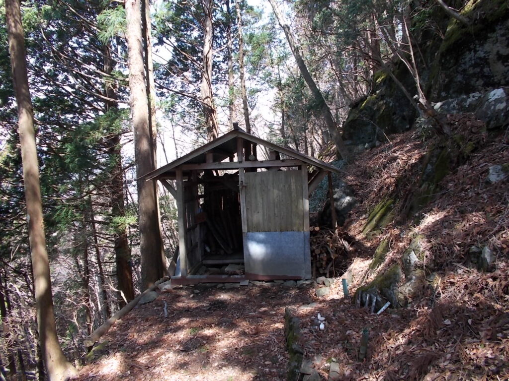 12：05　行者堂です。単なる小屋ですね。