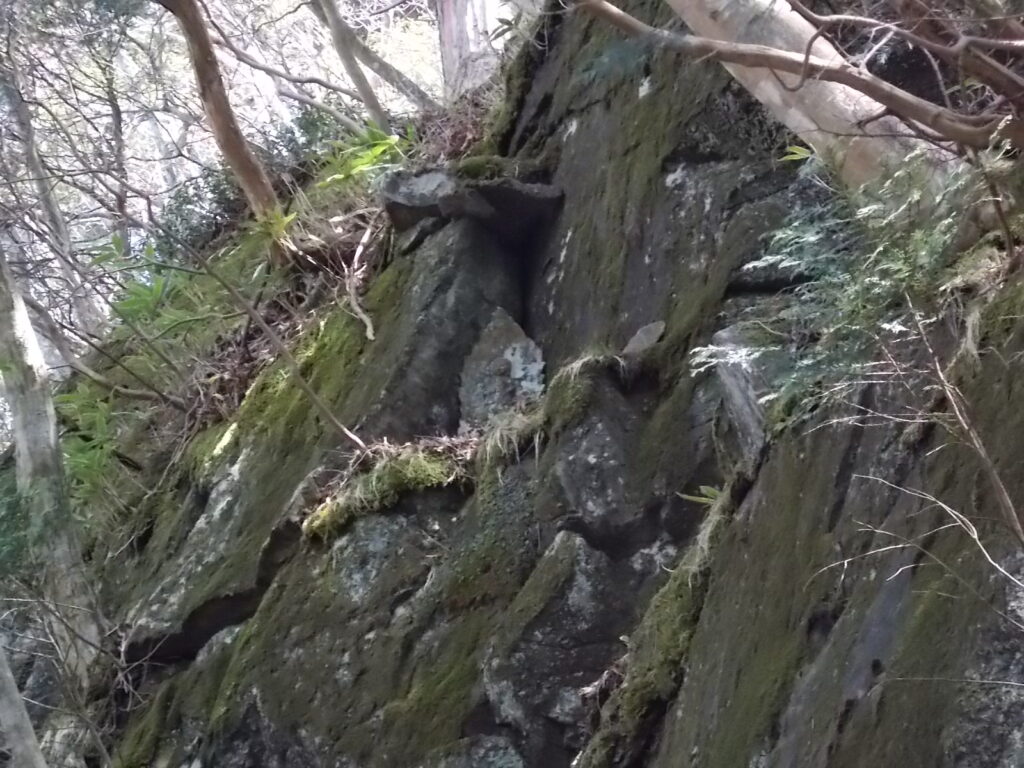 12：05　行者堂の上にある石仏です。これは役行者それとも不動明王？