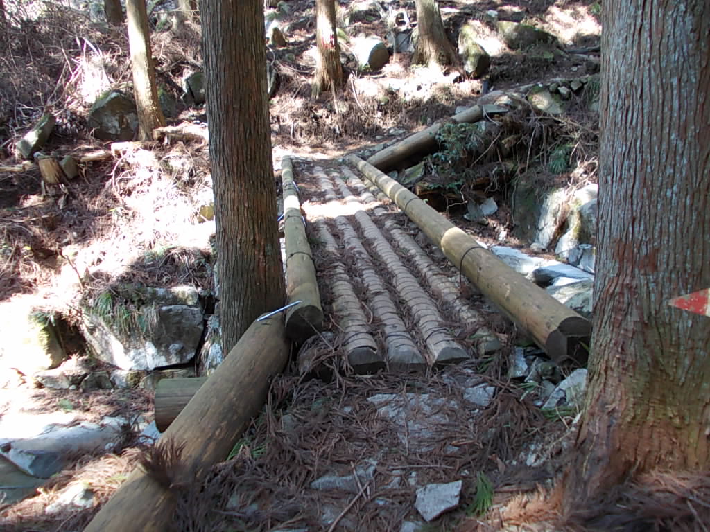 9:42 すぐに沢を渡ります。