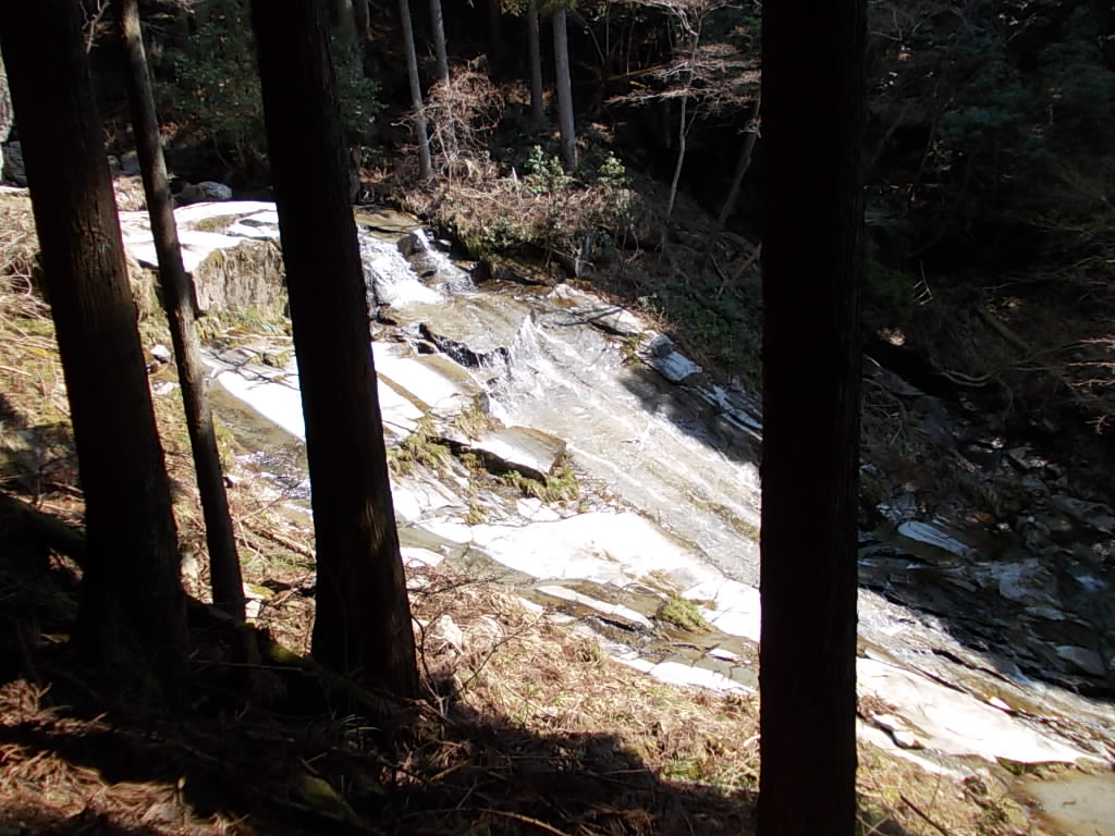 9:45 滑滝のように流れ落ちる雌滝?