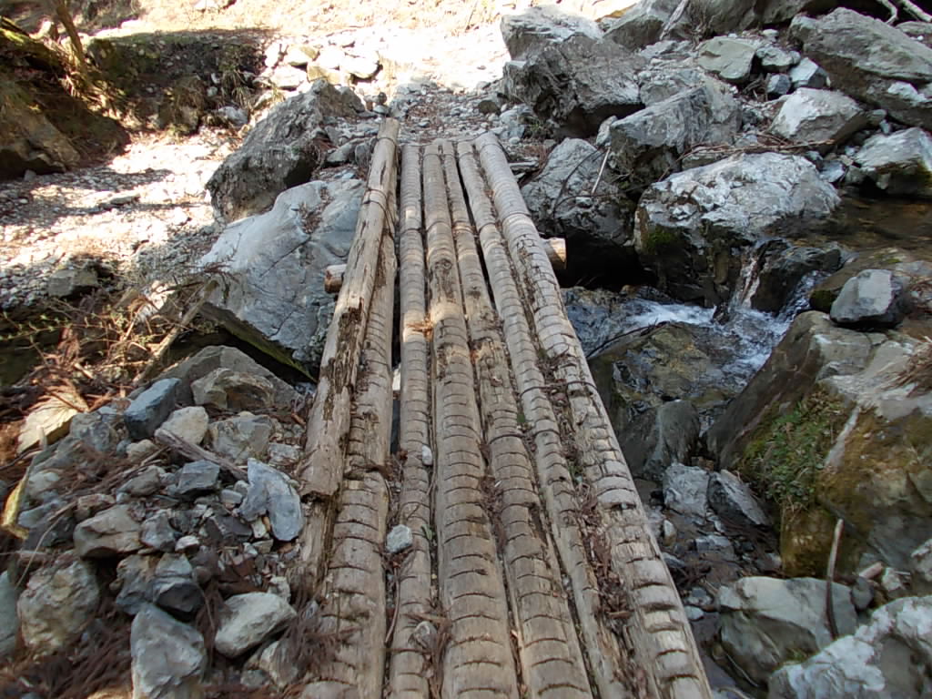 9:46 も一度橋を渡ります。