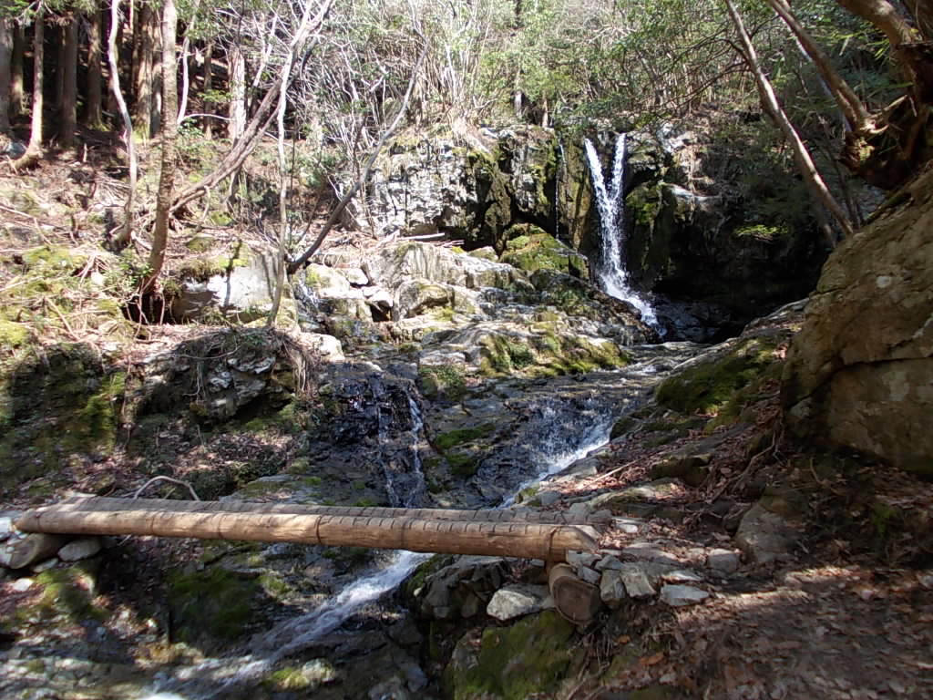 9:56 またまた橋を渡ります。向こうに小さな滝があります。