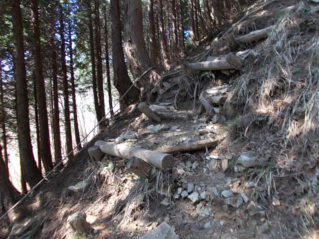 10:07 かなり急な階段道。結構痛んでいます。