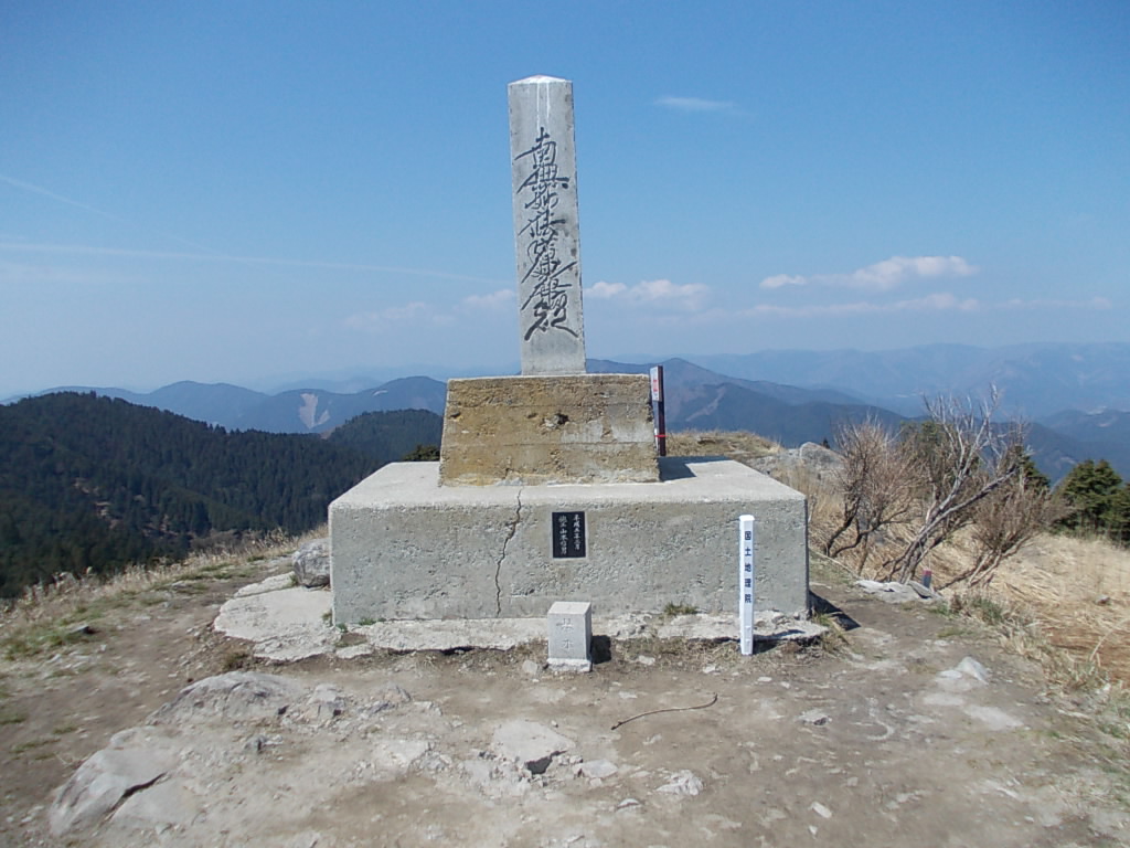 10:35 三角点に立っている石碑