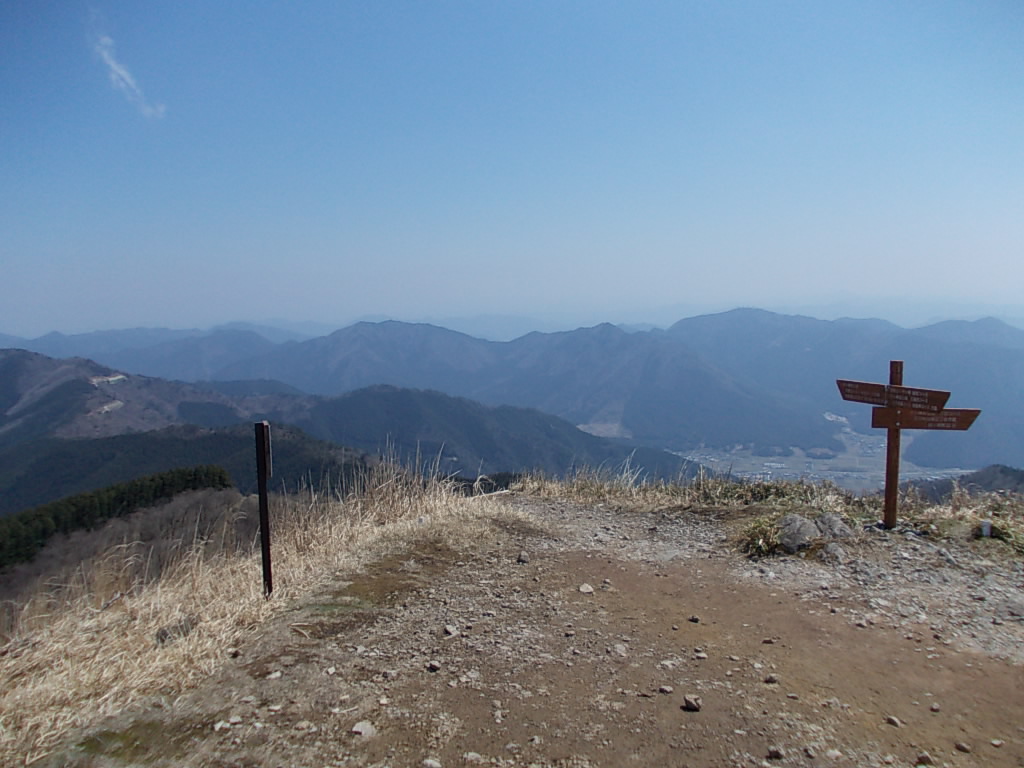 10:49 山頂からは360度見渡せます。これは東方向、竜ヶ岳・大井戸山方面です。