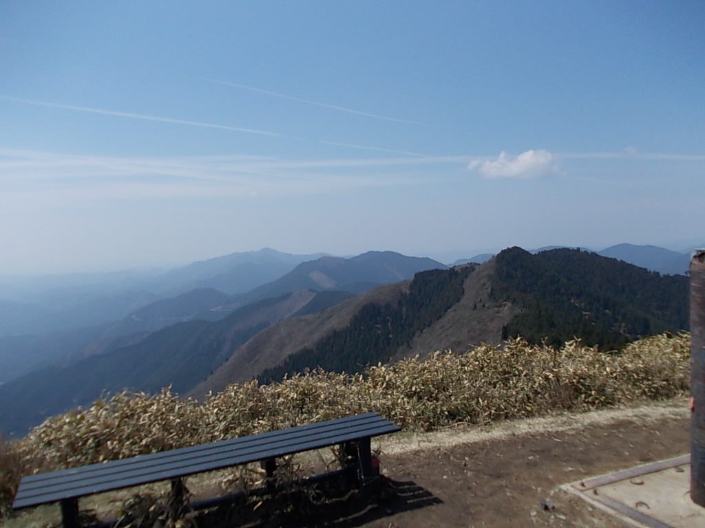 10:49 西南方向、縦走路のコースです。飯森山、入相山、笠形山方面です。