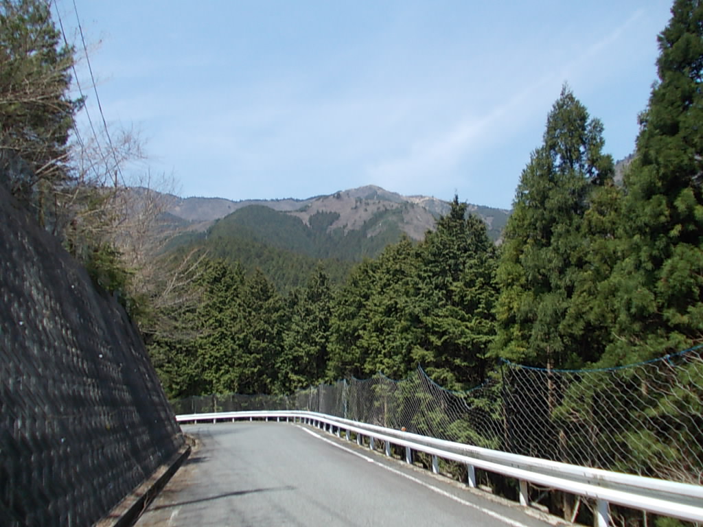 12:07 舗装路を歩いて戻ります。