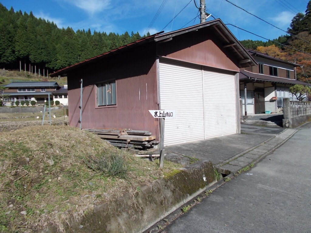 10：15　登山口への案内板。この付近の路肩に駐車する。