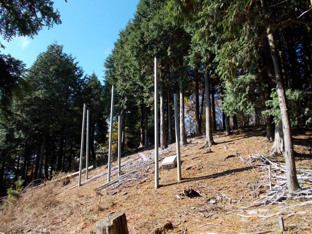 10：45　ひょっこり明るい所に出ました。アンテナの残骸が置いてあります。ここからはすこし景色を眺められます。