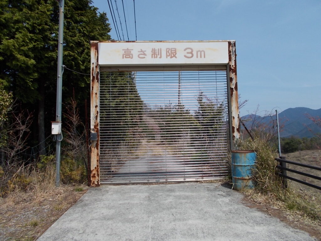 11：49　桜華園最上部にある自動のシャッターです。スイッチを押すと自動で開きますので、でたら反対側のスイッチで閉めてください。